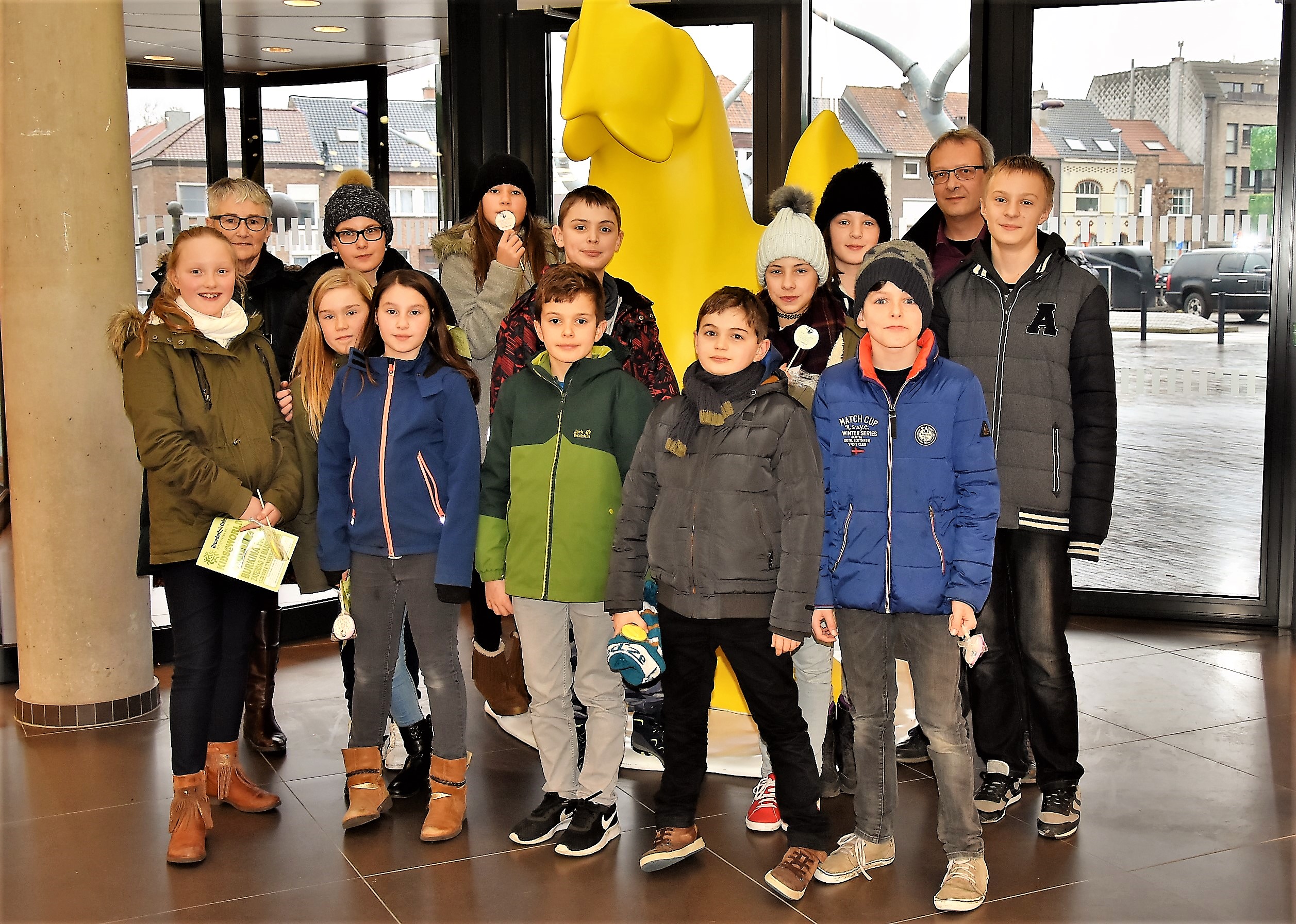 Vormelingen St. Rikier op bezoek in AZ Damiaan