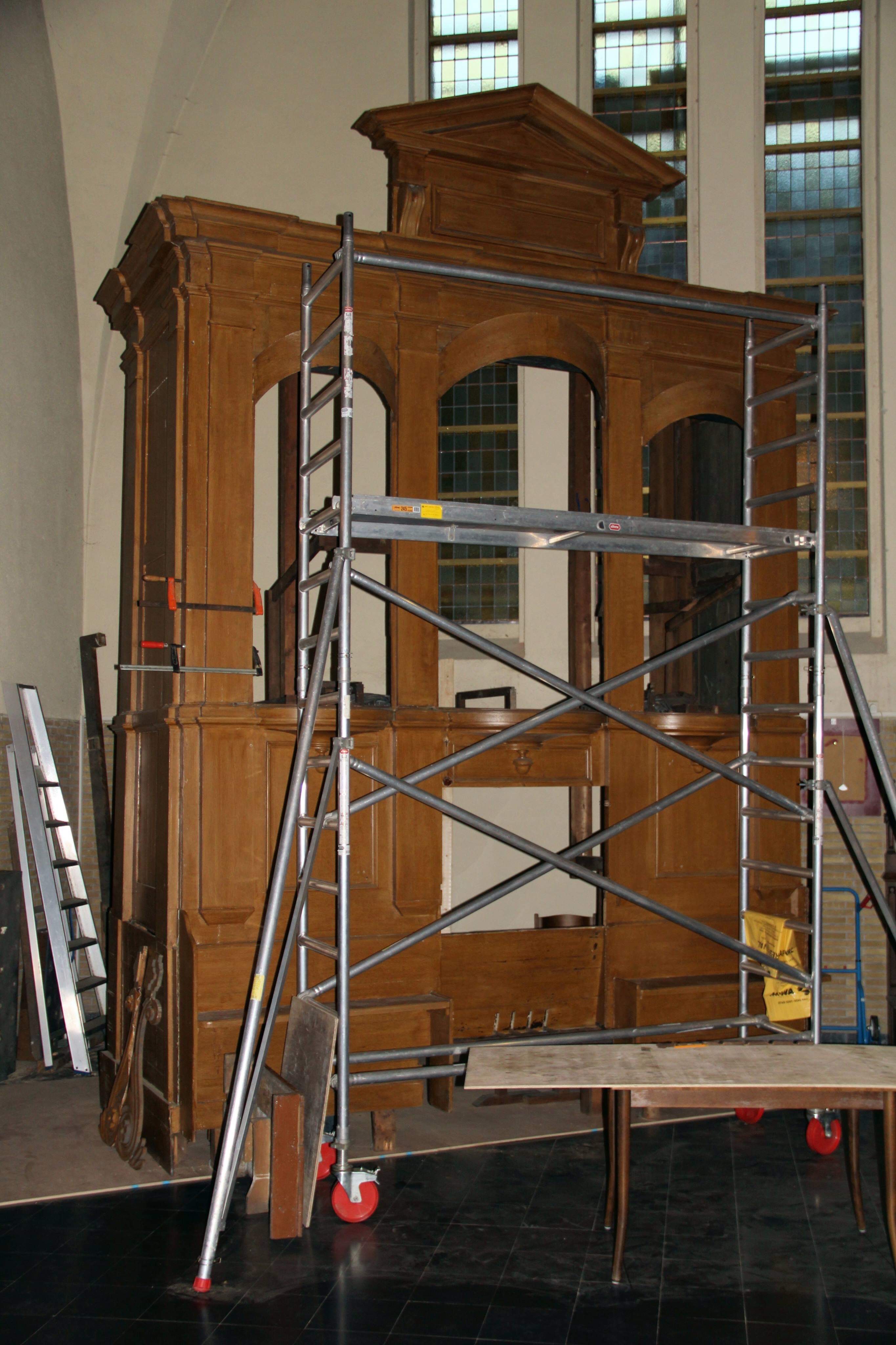 Opbouw orgel en nieuwe glasramen in St.-Theresiakerk