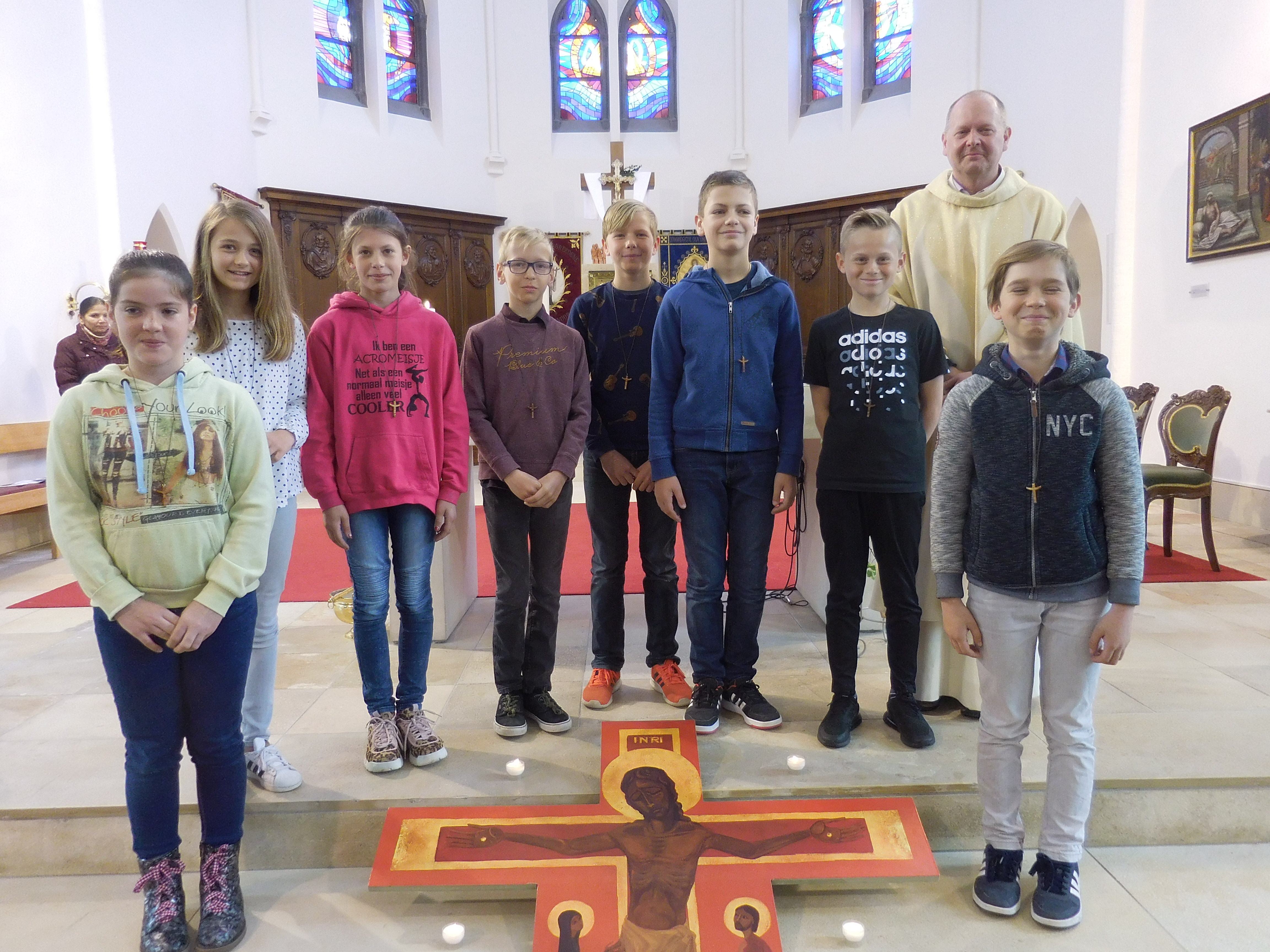 Vormelingen van Sint-Rikier krijgen hun kruisje opgelegd