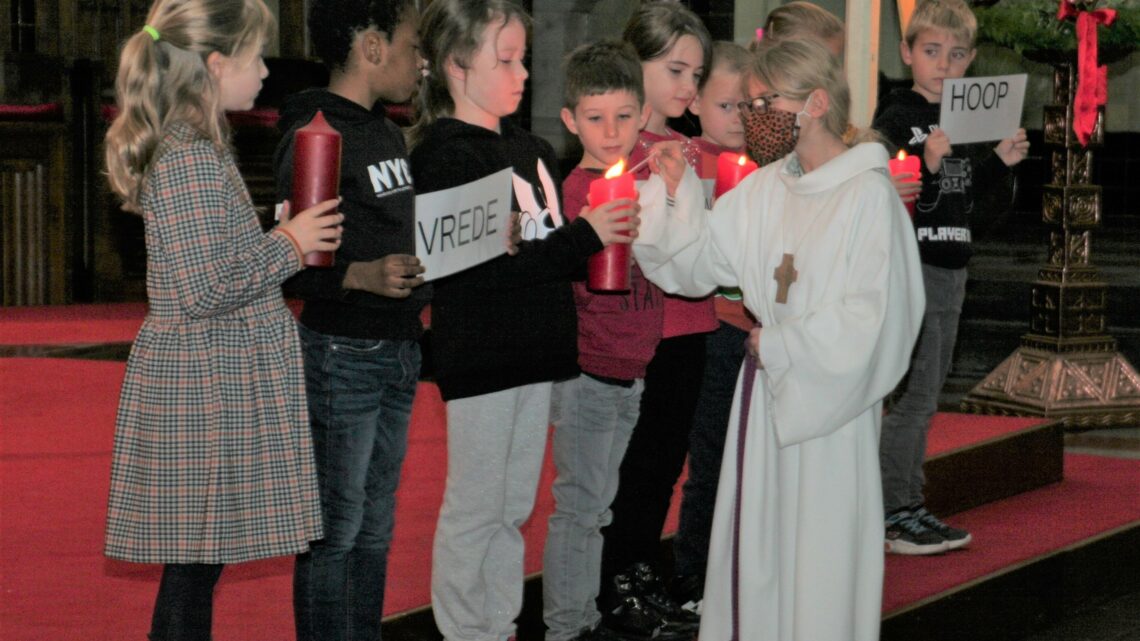 Adventsviering O.-L.-Vrouwecollege Vuurtorenwijk