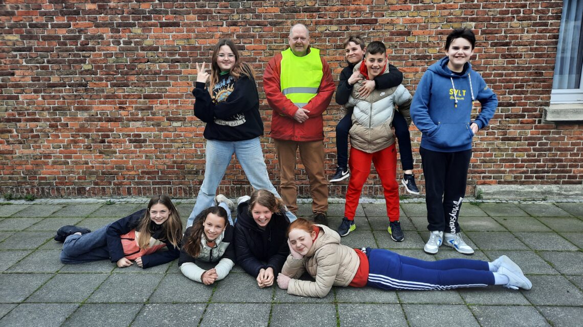 Vormelingen St.-Rikier bezoeken kerk en Wereldwinkel