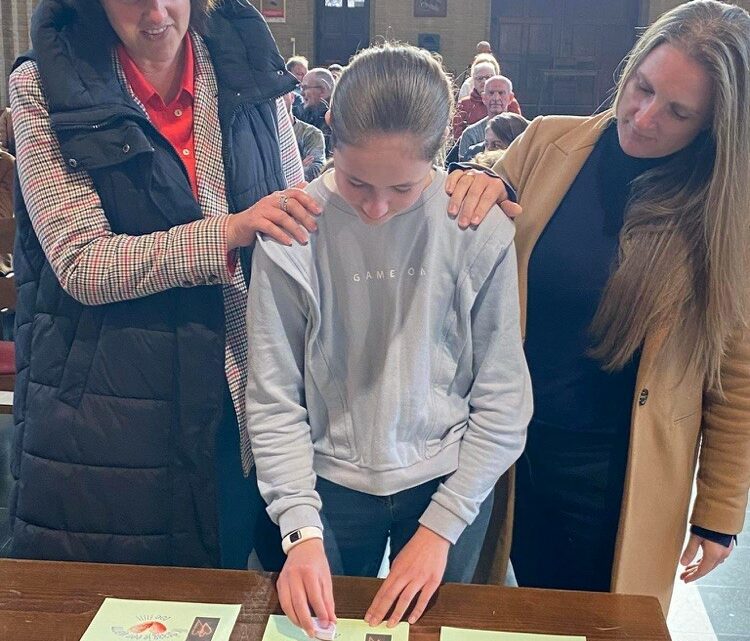 Viering vormelingen met peters en meters in St.-Theresia
